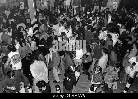 Ballo al nightclub Hacienda, Manchester, 1st ottobre 1990. Foto Stock