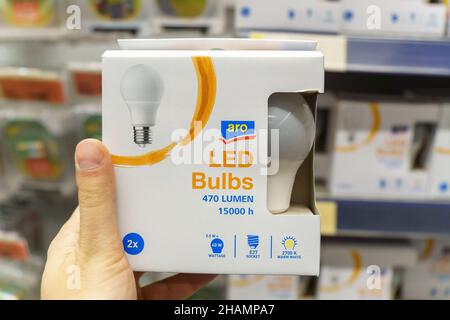Tyumen, Russia-02 dicembre 2021: Lampadine a LED Aro un'ampia gamma di prodotti alimentari e non alimentari. Marca propria di Metro CC. Foto Stock