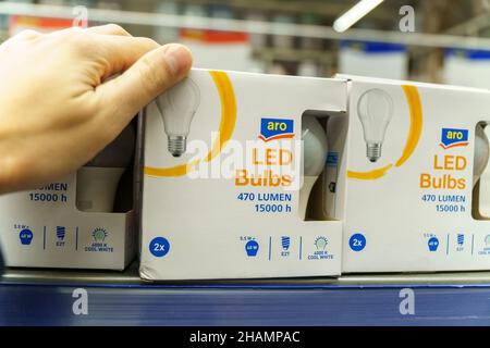 Tyumen, Russia-02 dicembre 2021: Lampade a LED Aro prodotti non alimentari. Marca propria di Metro CC. Foto Stock