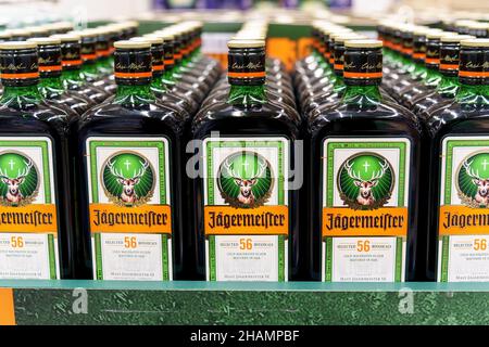 Tyumen, Russia-02 dicembre 2021: Etichetta Jagermeister su molte file di bottiglie nel negozio. Jagermeister è un liquore tedesco fatto da alcol e erbe Foto Stock