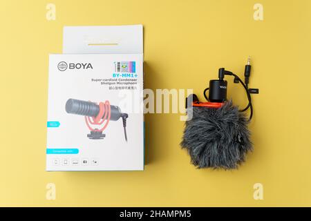 Tyumen, Russia-08 dicembre 2021: Logo Boya MM1. Produttore di microfoni e sistemi audio Foto Stock