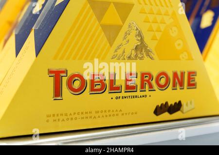 Tyumen, Russia-02 dicembre 2021: Cioccolato svizzero al latte toblerone. Realizzato da Kraft Foods. Foto Stock