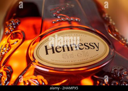 Tyumen, Russia-27 novembre 2021: Logo della bottiglia di Cognac Hennessy X.O Foto Stock