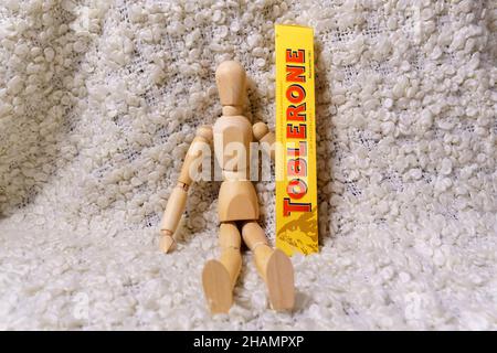 Tyumen, Russia-27 novembre 2021: Il logo Toblerone è un bar svizzero di cioccolato di Mondelez International. Foto Stock