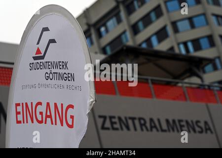 PRODUZIONE - 11 ottobre 2021, bassa Sassonia, Göttingen: Una bandiera con l'iscrizione 'Studentenwerk Göttingen' si può vedere di fronte al cartello 'Zentralmensa' sul campus dell'Università di Göttingen. A partire dal 11.10.2021, la regola del 2G si applica alle persone completamente vaccinate o recuperate nei refectories dell'Unione studentesca dell'Università Georg-August. Foto: Swen Pförtner/dpa Foto Stock
