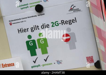 PRODUZIONE - 11 ottobre 2021, bassa Sassonia, Göttingen: Un cartello "qui si applica la regola del 2G" può essere visto all'ingresso principale della Sala da pranzo Centrale nel campus dell'Università di Göttingen. A partire dal 11.10.2021, la regola del 2G si applica alle persone completamente vaccinate o recuperate nei refectories dell'Unione studentesca dell'Università Georg-August. Foto: Swen Pförtner/dpa Foto Stock