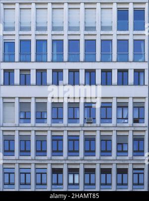 Sfondo architettonico o paesaggio urbano, edificio moderno con molte finestre rettangolari Foto Stock