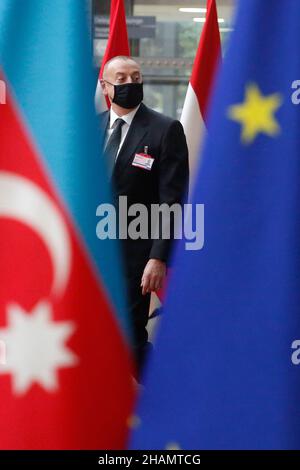 Bruxelles, Belgio. 14th Dic 2021. Il Presidente della Repubblica di Azerbaigian Ilham Aliyev arriva al Consiglio dell'UE a Bruxelles, Belgio, 14 dicembre 2021. (Credit Image: © Valeria Mongelli/ZUMA Press Wire) Credit: ZUMA Press, Inc./Alamy Live News Foto Stock