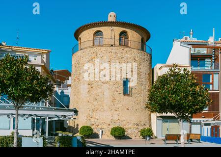 Cambrils, Spagna - 19 novembre 2021: Una vista della torre rotonda medievale conosciuta come Torre del Port, sul lungomare di Cambrils, Spagna, che è un impor Foto Stock