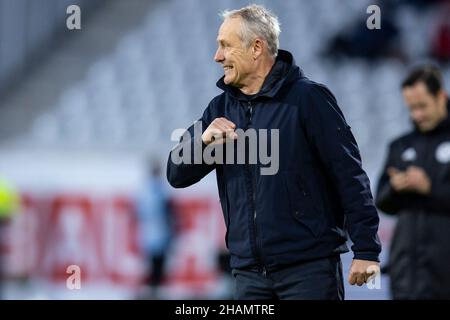 11 dicembre 2021, Baden-Wuerttemberg, Friburgo in Brisgovia: Calcio: Bundesliga, SC Friburgo - TSG 1899 Hoffenheim, Matchday 15, Europa-Park Stadion. Christian Streich, allenatore di Friburgo, gesticola. Foto: Tom Weller/dpa - NOTA IMPORTANTE: In conformità con le norme della DFL Deutsche Fußball Liga e/o della DFB Deutscher Fußball-Bund, è vietato utilizzare o utilizzare fotografie scattate nello stadio e/o della partita sotto forma di immagini di sequenza e/o serie di foto video-simili. Foto Stock