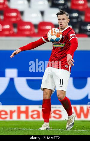 11 dicembre 2021, Baden-Wuerttemberg, Friburgo in Brisgovia: Calcio: Bundesliga, SC Friburgo - TSG 1899 Hoffenheim, Matchday 15, Europa-Park Stadion. Ermedin Demirovic di Friburgo in azione. Foto: Tom Weller/dpa - NOTA IMPORTANTE: In conformità con le norme della DFL Deutsche Fußball Liga e/o della DFB Deutscher Fußball-Bund, è vietato utilizzare o utilizzare fotografie scattate nello stadio e/o della partita sotto forma di immagini di sequenza e/o serie di foto video-simili. Foto Stock