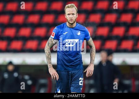 11 dicembre 2021, Baden-Wuerttemberg, Friburgo in Brisgovia: Calcio: Bundesliga, SC Friburgo - TSG 1899 Hoffenheim, Matchday 15, Europa-Park Stadion. Kevin Vogt di Hoffenheim in azione. Foto: Tom Weller/dpa - NOTA IMPORTANTE: In conformità con le norme della DFL Deutsche Fußball Liga e/o della DFB Deutscher Fußball-Bund, è vietato utilizzare o utilizzare fotografie scattate nello stadio e/o della partita sotto forma di immagini di sequenza e/o serie di foto video-simili. Foto Stock