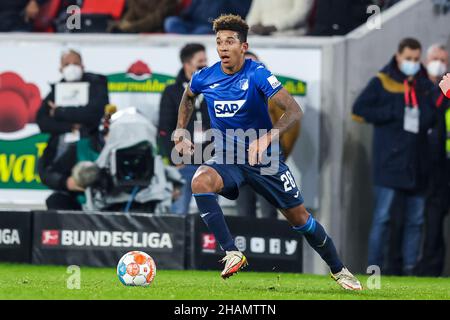 11 dicembre 2021, Baden-Wuerttemberg, Friburgo in Brisgovia: Calcio: Bundesliga, SC Friburgo - TSG 1899 Hoffenheim, Matchday 15, Europa-Park Stadion. Chris Richards di Hoffenheim in azione. Foto: Tom Weller/dpa - NOTA IMPORTANTE: In conformità con le norme della DFL Deutsche Fußball Liga e/o della DFB Deutscher Fußball-Bund, è vietato utilizzare o utilizzare fotografie scattate nello stadio e/o della partita sotto forma di immagini di sequenza e/o serie di foto video-simili. Foto Stock