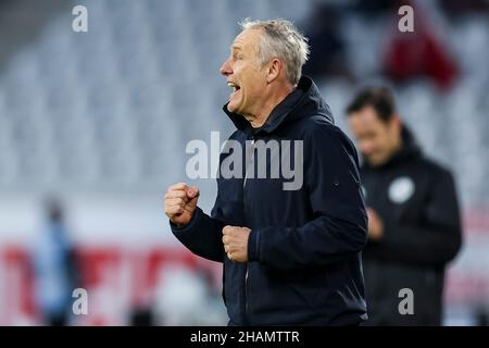 11 dicembre 2021, Baden-Wuerttemberg, Friburgo in Brisgovia: Calcio: Bundesliga, SC Friburgo - TSG 1899 Hoffenheim, Matchday 15, Europa-Park Stadion. Christian Streich, allenatore di Friburgo, gesticola. Foto: Tom Weller/dpa - NOTA IMPORTANTE: In conformità con le norme della DFL Deutsche Fußball Liga e/o della DFB Deutscher Fußball-Bund, è vietato utilizzare o utilizzare fotografie scattate nello stadio e/o della partita sotto forma di immagini di sequenza e/o serie di foto video-simili. Foto Stock