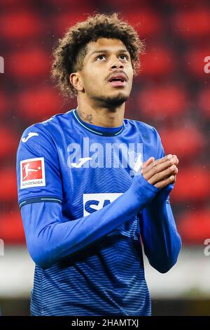 11 dicembre 2021, Baden-Wuerttemberg, Friburgo in Brisgovia: Calcio: Bundesliga, SC Friburgo - TSG 1899 Hoffenheim, Matchday 15, Europa-Park Stadion. Il Georginio Rutter di Hoffenheim reagisce purtroppo. Foto: Tom Weller/dpa - NOTA IMPORTANTE: In conformità con le norme della DFL Deutsche Fußball Liga e/o della DFB Deutscher Fußball-Bund, è vietato utilizzare o utilizzare fotografie scattate nello stadio e/o della partita sotto forma di immagini di sequenza e/o serie di foto video-simili. Foto Stock