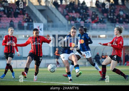 Milano, Italia. 5th Dic 2021. Italia, Milano, 5 2021 dicembre: Gloria Marinelli (Inter attaccante) tira in gol nella seconda metà durante la partita di calcio AC MILAN vs FC INTER, Women Serie A 2021-2022 day10, Vismara Center (Credit Image: © Fabrizio Andrea Bertani/Pacific Press via ZUMA Press Wire) Foto Stock