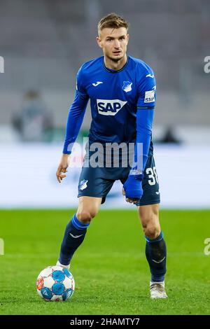 11 dicembre 2021, Baden-Wuerttemberg, Friburgo in Brisgovia: Calcio: Bundesliga, SC Friburgo - TSG 1899 Hoffenheim, Matchday 15, Europa-Park Stadion. Stefan Posch di Hoffenheim in azione. Foto: Tom Weller/dpa - NOTA IMPORTANTE: In conformità con le norme della DFL Deutsche Fußball Liga e/o della DFB Deutscher Fußball-Bund, è vietato utilizzare o utilizzare fotografie scattate nello stadio e/o della partita sotto forma di immagini di sequenza e/o serie di foto video-simili. Foto Stock