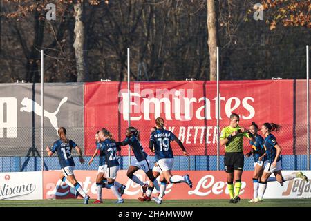 Milano, Italia. 5th Dic 2021. Italia, Milano, 5 2021 dicembre: Ghoutia Karchouni (Inter midfielder) celebra con i compagni di squadra il traguardo 3-0 a 32' durante la partita di calcio AC MILAN vs FC INTER, Women Serie A 2021-2022 day10, Vismara Center (Credit Image: © Fabrizio Andrea Bertani/Pacific Press via ZUMA Press Wire) Foto Stock