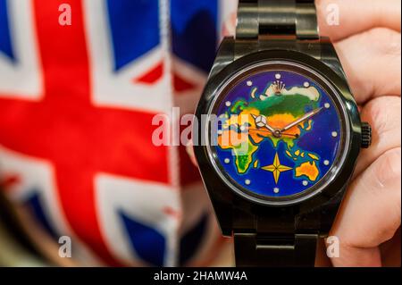 Londra, Regno Unito. 14th Dic 2021. Rolex customed by Pro Hunter, orologio automatico a bracciale con quadrante mappa del mondo in smalto di cloisonne, Explorer, smalto Collection, Ref: 214270, No. Circa 2013, est £60.000-80.000 - Anteprima di Bonhams fine Watches sale a Bonhams New Bond Street, Londra. La vendita si svolge il 15th dicembre. Credit: Guy Bell/Alamy Live News Foto Stock