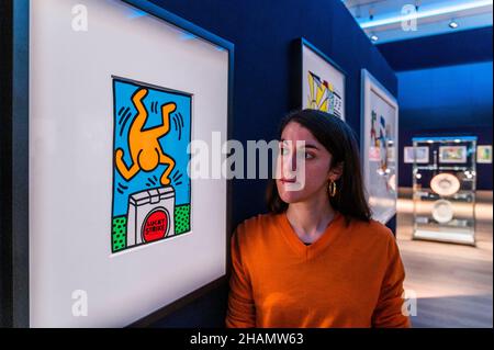 Londra, Regno Unito. 14th Dic 2021. Keith Haring Lucky Strike, £8.000-12.000, with other works - Preview of Bonhams Prints and Multiples sale at Bonhams New Bond Street, London. La vendita si svolge il 8th dicembre. Credit: Guy Bell/Alamy Live News Foto Stock