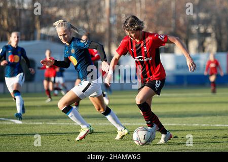 Milano, Italia. 5th Dic 2021. Italia, Milano, 5 2021 dicembre: Valentina Giacinti (attaccante di Milano) attacca la zona di penalità nella prima metà durante la partita di calcio AC MILAN vs FC INTER, Women Serie A 2021-2022 day10, Vismara Center (Credit Image: © Fabrizio Andrea Bertani/Pacific Press via ZUMA Press Wire) Foto Stock