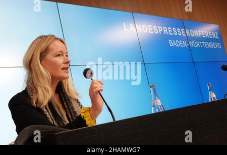15 dicembre 2021, Baden-Wuerttemberg, Stoccarda: Thekla Walker (Bündnis 90/Die Grünen), Ministro dell'ambiente, del clima e dell'energia a Baden-Württemberg, partecipa alla conferenza stampa del governo presso il Centro per i cittadini e i media del Parlamento di Stato di Baden-Württemberg. Foto: Nicole Eyberger/dpa Foto Stock