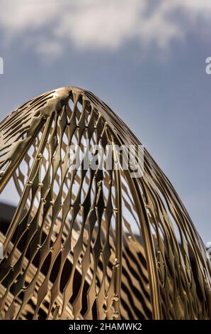 Bangkok, Thailandia - 30 Giu 2021 : scultura in acciaio d'oro per decorazione attraente al parco. La struttura architettonica è costituita da metallo decorativo, P Foto Stock