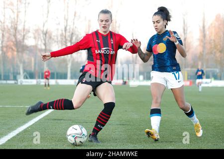 Milano, Italia. 5th Dic 2021. Italia, Milano, 5 2021 dicembre: Guony Arnadottir (difensore di Milano) azione difensiva nella seconda metà durante la partita di calcio AC MILAN vs FC INTER, Women Serie A 2021-2022 day10, Vismara Center (Credit Image: © Fabrizio Andrea Bertani/Pacific Press via ZUMA Press Wire) Foto Stock