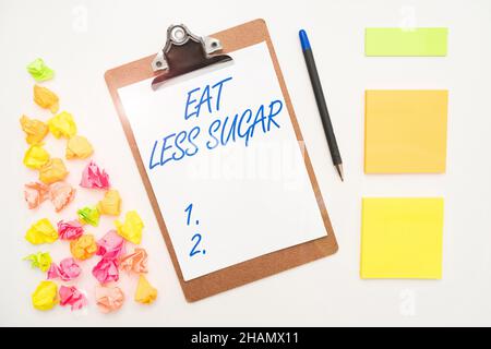 Didascalia concettuale mangiare meno zucchero. Parola per ridurre l'assunzione di zucchero e mangiare una dieta sana ricchi di alimenti assortiti molteplici Ufficio di raccolta Foto Stock