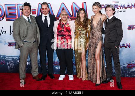 WESTWOOD, LOS ANGELES, CALIFORNIA, USA - DICEMBRE 13: Benedetto Wong, Benedict Cumberbatch, Jacob Batalon, Marisa Tomei, Zendaya Coleman e Tom Holland arrivano al Los Angeles Premiere of Columbia Pictures' 'uomo-pider: No Way Home' tenuto al Regency Village Theatre il 13 dicembre 2021 a Westwood, Los Angeles, California, Stati Uniti. (Foto di Xavier Collin/Image Press Agency) Foto Stock