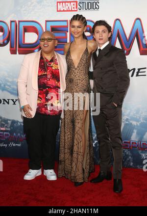 Los Angeles, CA. 13th Dic 2021. Zendaya, Tom Holland, Jacob Batalon, al 'Spider-Man: No Way Home' di Sony Pictures il 13 dicembre 2021 al Regency Village Theatre di Los Angeles, California. Credit: Faye Sadou/Media Punch/Alamy Live News Foto Stock