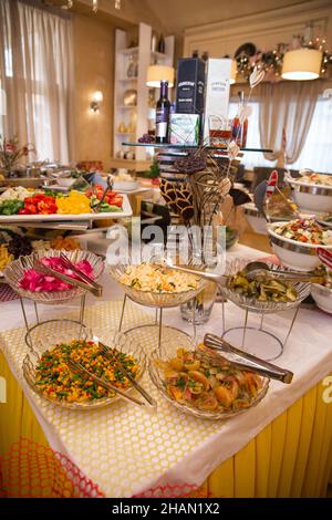 una grande selezione di insalate nel ristorante a buffet Foto Stock