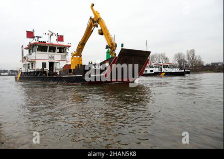 Colonia, Germania. 14th Dic 2021. Le navi dell'Amministrazione federale delle vie navigabili e della navigazione navigano sul Reno. A Colonia, per il momento si sta facendo un ultimo tentativo di salvare un taxi sommerso nel Reno. Il conducente (68) era riuscito a fuggire dalla vettura mercoledì scorso. Non è chiaro dove si trovi il taxi. Credit: Federico Gambarini/dpa/Alamy Live News Foto Stock