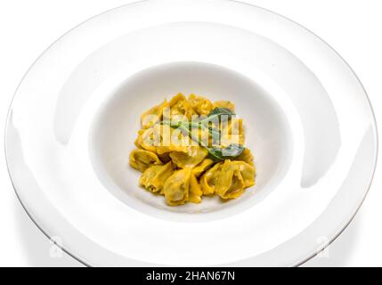 Agnolotti del plin tipici ravioli piemontesi farciti delle Langhe in Italia conditi con burro e salvia e parmigiano Foto Stock