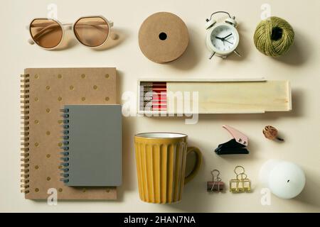 Varie cancelleria, forniture per ufficio scolastico su sfondo beige. Spazio di lavoro. Piatto, vista dall'alto Foto Stock