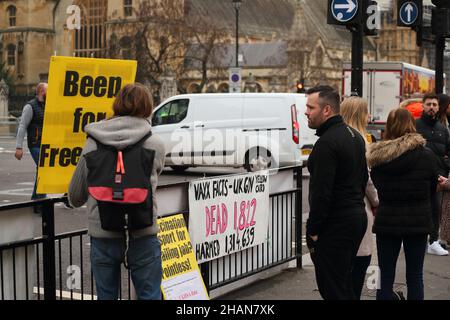 Londra, Regno Unito. 14th Dic 2021. Un piccolo gruppo di anti-vaxxers si dimostra in Piazza del Parlamento per protestare contro le vaccinazioni del Covid. Credit: Uwe Deffner/Alamy Live News Foto Stock