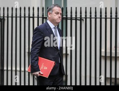 Londra, Regno Unito. 14th Dic 2021. Nigel Adams MP, Ministro dello Stato senza portafoglio presso il Gabinetto, cammina in Downing Street. Si dice che la riunione odierna del gabinetto sia principalmente basata su Zoom, ma alcuni ministri del gabinetto hanno scelto di partecipare a Downing Street. Credit: Imagplotter/Alamy Live News Foto Stock