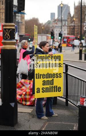 Londra, Regno Unito. 14th Dic 2021. Un piccolo gruppo di anti-vaxxers si dimostra in Piazza del Parlamento per protestare contro le vaccinazioni del Covid. Credit: Uwe Deffner/Alamy Live News Foto Stock