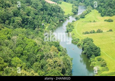 La vista a nord da Symonds Yat Rock e la valle di Wye verso Ross su Wye.Symonds Yat Rock,sopra,River Wye,Forest of Dean,Herefordshire, sul,confine,con,Galles,Galles,e,Inghilterra, inglese,Gran Bretagna,GB,britannico,Regno Unito,UK,Europa,europeo, Foto Stock