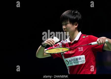 Huelva, Spagna. 14th Dic 2021. Bingjiao della Cina serve durante la seconda partita femminile del singolo contro Marie Batomene della Francia ai Campionati del mondo BWF 2021 a Huelva, Spagna, 14 dicembre 2021. Credit: Zhang Cheng/Xinhua/Alamy Live News Foto Stock