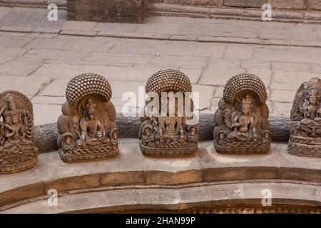 Sculture in pietra di divinità indù fieggiano il Tusha Hiti o Royal Bath nel palazzo reale in Piazza Durbar a Patan, Nepal. Foto Stock