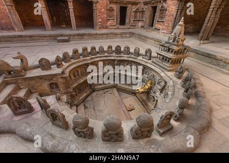 Il Tusha Hiti o Royal Bath nel Sundari Chowk nel vecchio palazzo reale in Piazza Durbar, Patan, Nepal. Alla testa del bagno c'è un modello in pietra o Foto Stock