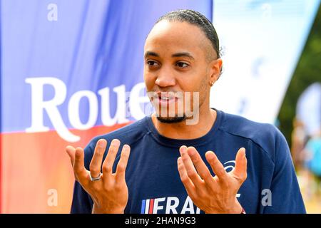 L'atleta Pascal Martinot-Lagarde, 100m ostacoli, partecipando al Kinder Joy of Moving Athletics Day a Rouen (Francia settentrionale) il 18 settembre 2021 Foto Stock