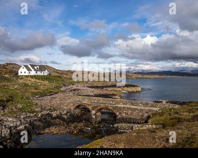 Sito di un posto di osservazione del WW1 su Rubh'A'Choin, con il suo proprio ponte sulle rive di Loch Ewe vicino a Mellon Charles, Wester Ross, Highlands della Scozia Foto Stock