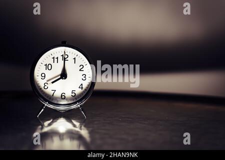 Orologio retro con orologio a ore 8h o 8 in stile noir vintage Foto Stock