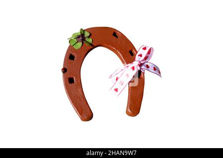 un ferro di cavallo isolato con trifoglio fortunato e un ladybird Foto Stock