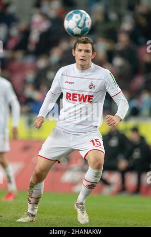 Luca KILIAN (A) in azione con Ball; Calcio 1st Bundesliga, 15th giorni di incontri, FC Cologne (K) - FC Augsburg (A) 0: 2, il 10th dicembre 2021 a Koeln/Germania. Le normative DFL vietano l'uso di fotografie come sequenze di immagini e/o quasi-video Foto Stock