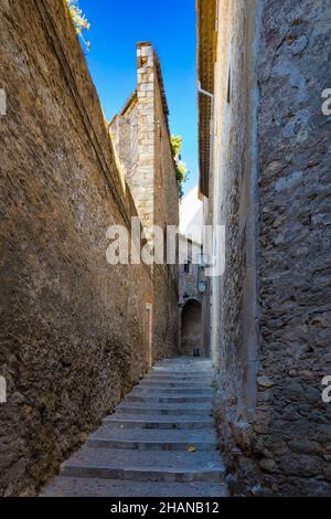 Vista su uno dei vicoli nel centro storico della città di Girona, Catalogna, Spagna Foto Stock