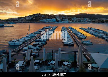 Vista sul porto di San Feliu de Guixols nell'ora d'oro del tramonto. Catalunya, Spagna Foto Stock