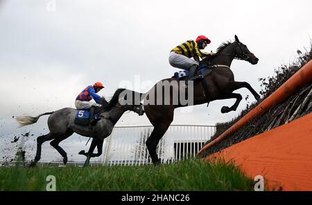 Esprit De Somoza ridden da jockey Chester Williams cancellare una recinzione sulla loro strada per vincere la scommessa MansionBets £10 ottenere £20 handicap Chase all'ippodromo di Wincanton. Data foto: Martedì 14 dicembre 2021. Foto Stock